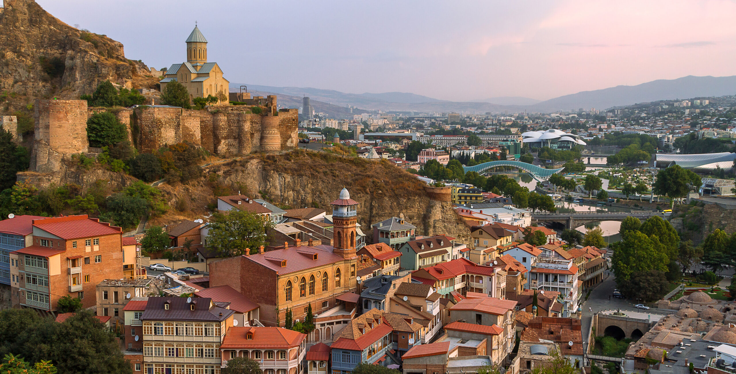 أفضل مدن السياحية في جورجيا: استكشاف جمال الطبيعة والثقافة