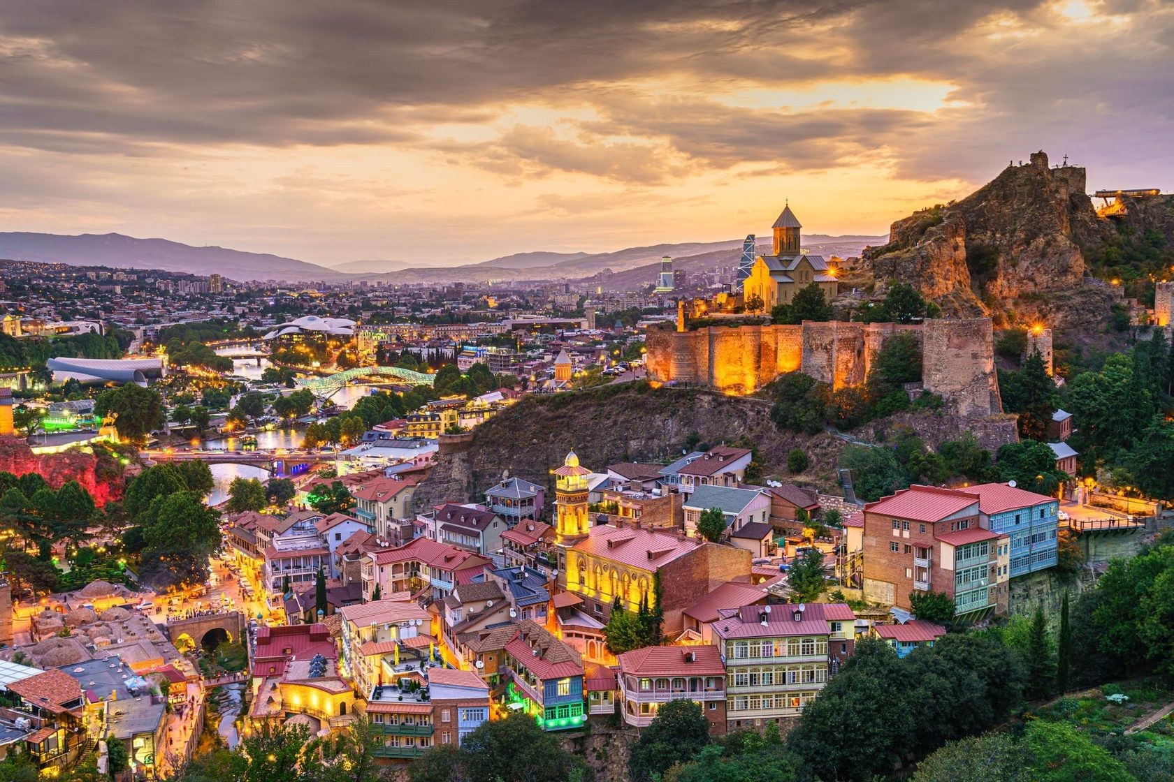 استكشاف أفضل مدن جورجيا للسياحة: جواهر الثقافة والجمال الطبيعي